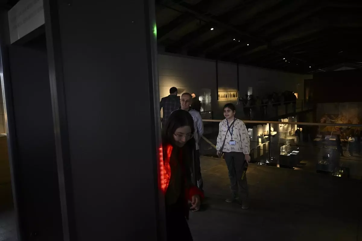 Çocuklar, Müzeyi Ele Geçirdi