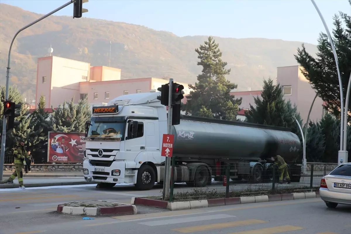Tokat'ta Tır Lastiğinin Patlaması Nedeniyle Yangın Çıktı
