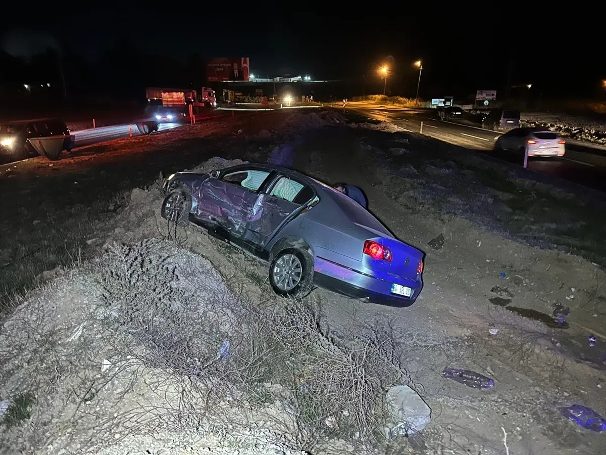 Uşak&apos;ta iki otomobilin çarpıştığı kazada 10 kişi yaralandı