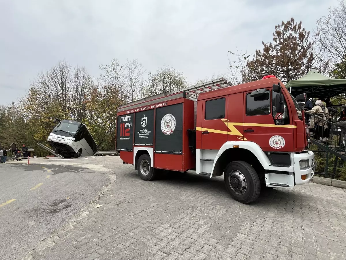 Kartepe'de Park Halindeki Tur Otobüsü Şarampole Düştü
