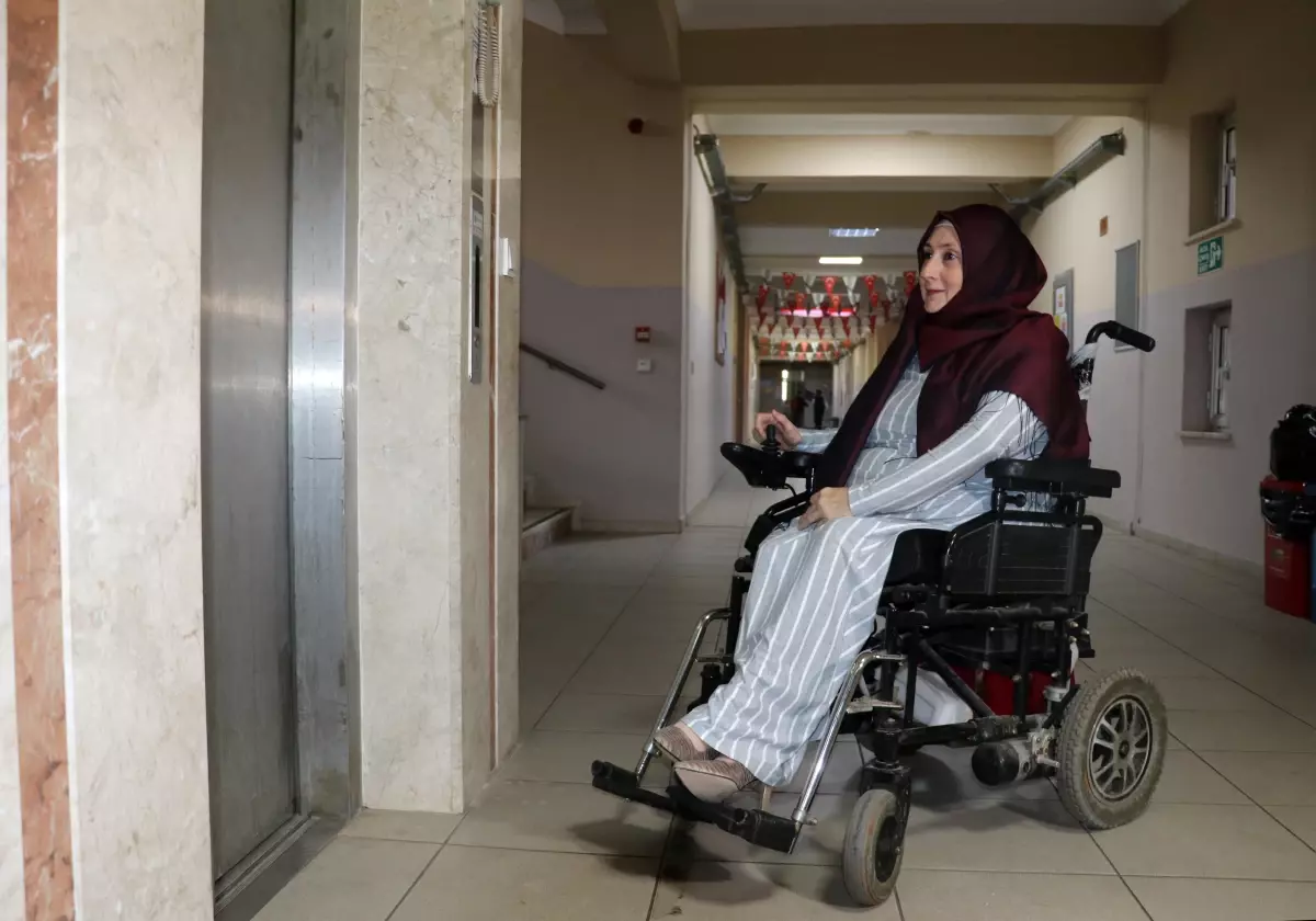 Yürüme engelli Zeynep öğretmen, asansörü 2 aydır arızalı okulda azmiyle ders veriyor