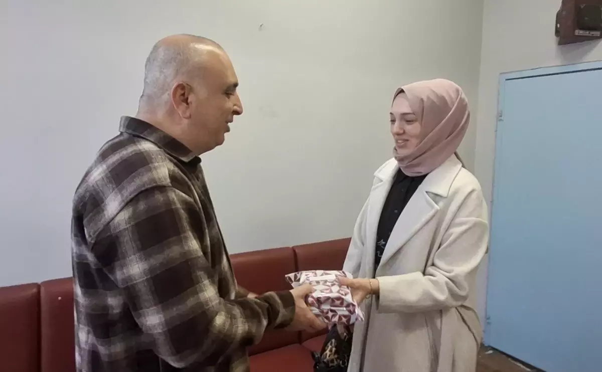 25 yıldır öğrencilerinin yüreğine dokunan görme engelli öğretmen: En çok kendimi ve renkleri görmek isterdim