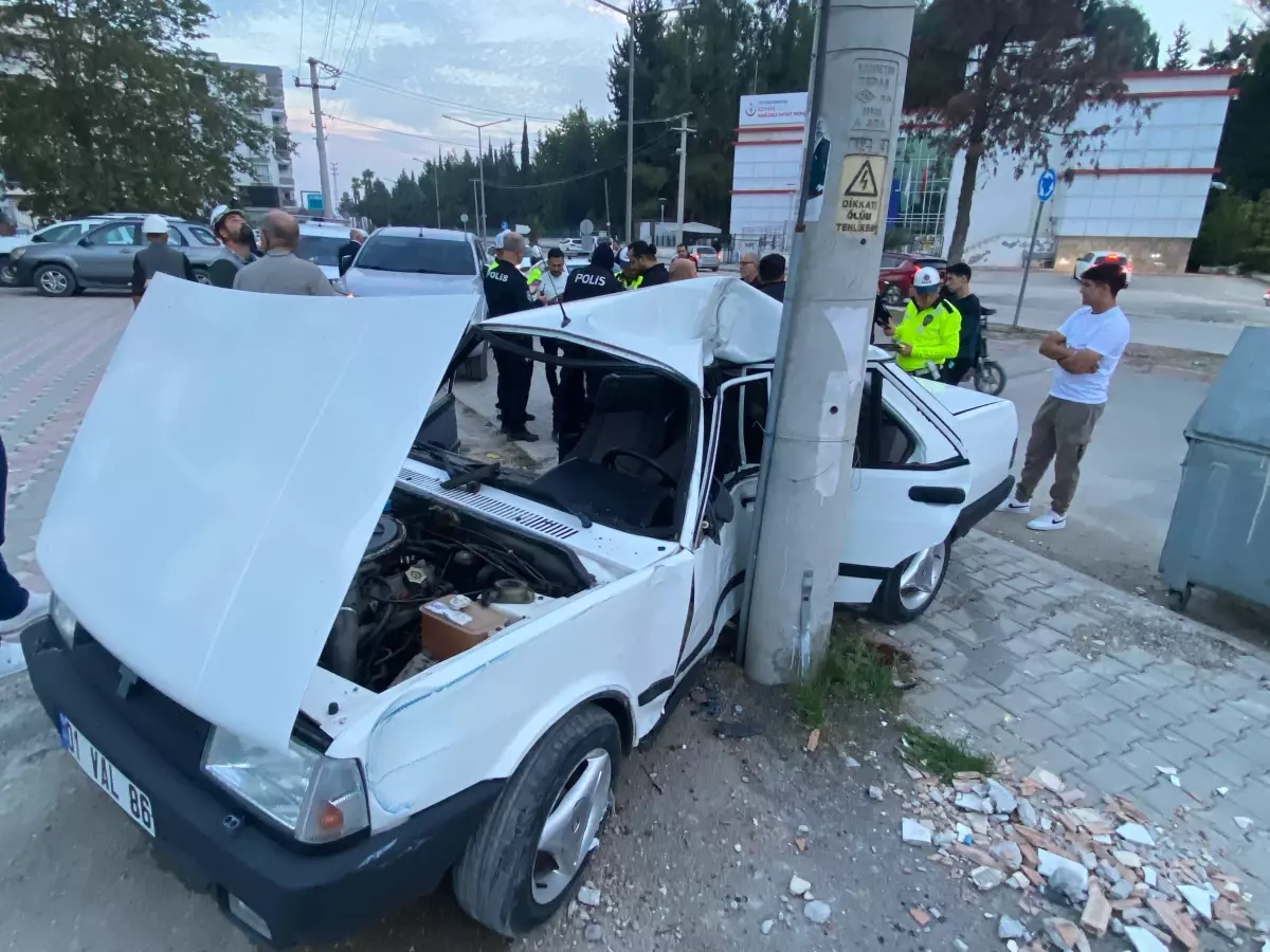 Ceyhan'da Otomobil Elektrik Direğine Çarptı: 3 Yaralı