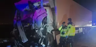 Ceyhan'da Tır Otobüse Çarptı: 15 Yaralı