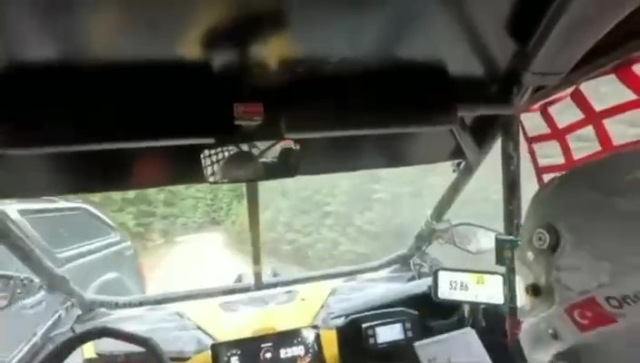 A civilian vehicle posed a danger in the Baja race: Experienced drivers prevented a disaster