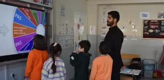 Bitlis'te sınıf öğretmeni 'yenilikçi eğitim' yaklaşımıyla öğrencilerini geleceğe hazırlıyor