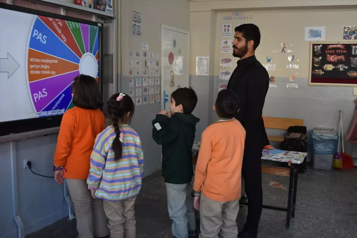 Bitlis'te sınıf öğretmeni 'yenilikçi eğitim' yaklaşımıyla öğrencilerini geleceğe hazırlıyor