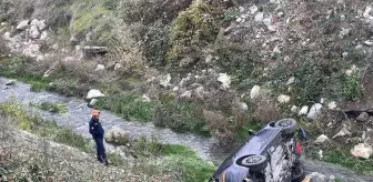 Bolu'da Otomobil Dereye Devrildi: 2 Yaralı