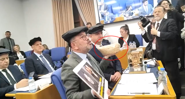 CHP deputies came to the budget discussions wearing caps
