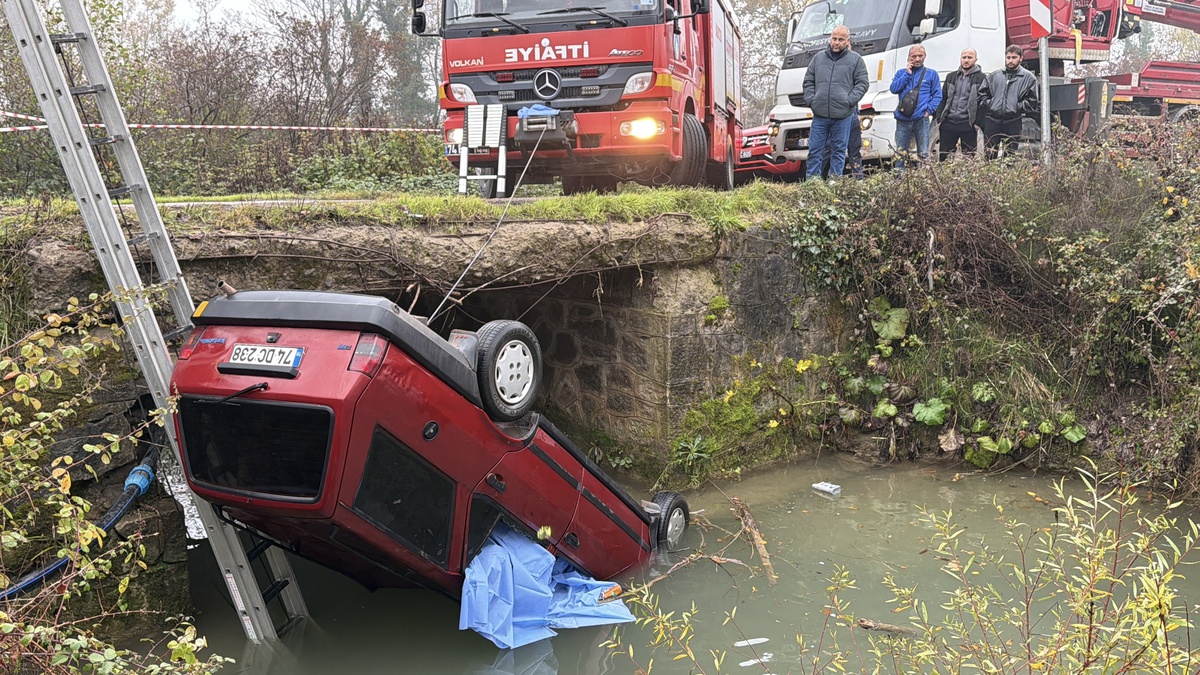 Bartın'da Dereye Devrilen Otomobilde 2 Kişi Boğuldu, 1 Kişi Yaralandı