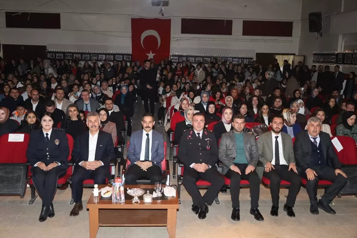 Güroymak'ta 24 Kasım Öğretmenler Günü Kutlandı