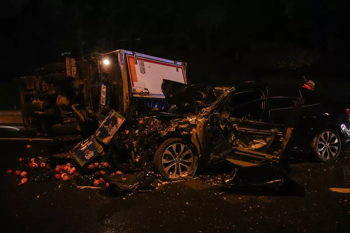 TEM Otoyolu'nda Otomobil Kamyonete Çarptı: İki Yaralı