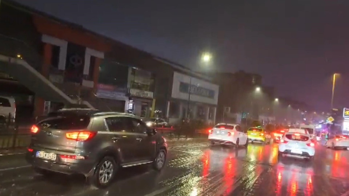 İstanbul'da Yoğun Yağış Trafik Sıkıntısına Yol Açtı
