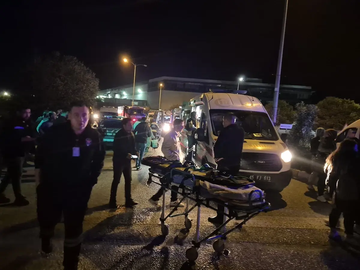 İzmir'de Fabrika İşçilerini Taşıyan Araçların Çarpışması: 13 Yaralı