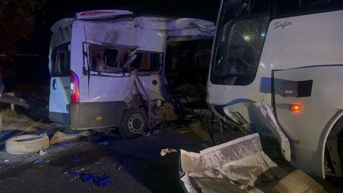 İzmir'de Servis Araçları Çarpıştı: 13 Yaralı