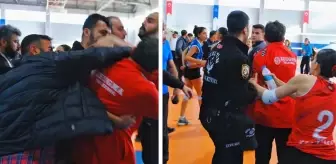 Kimseye aldırış etmedi! Kadın voleybol maçında yumruklu saldırı