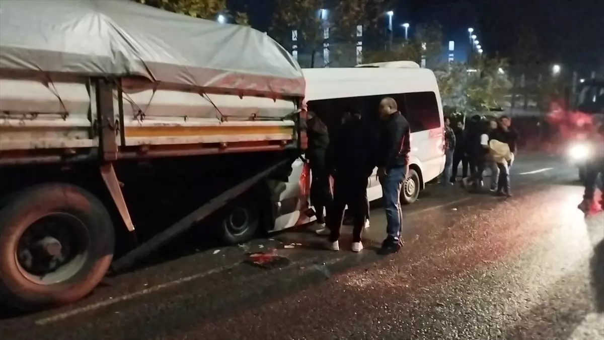 Kocaeli'de Fabrika İşçilerini Taşıyan Minibüs ile Tır Çarpıştı: 9 Yaralı
