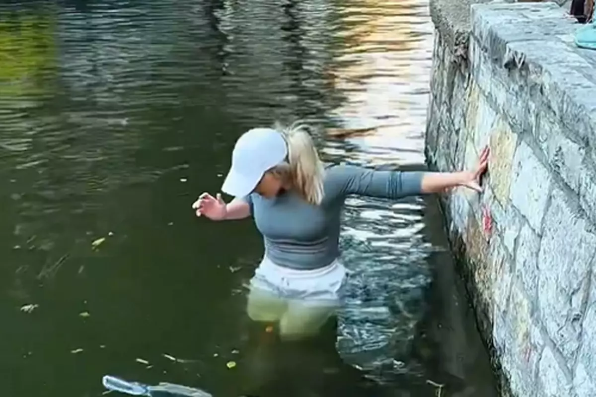 Koli basili uyarılarını umursamayan kadın telefonu için nehre girdi