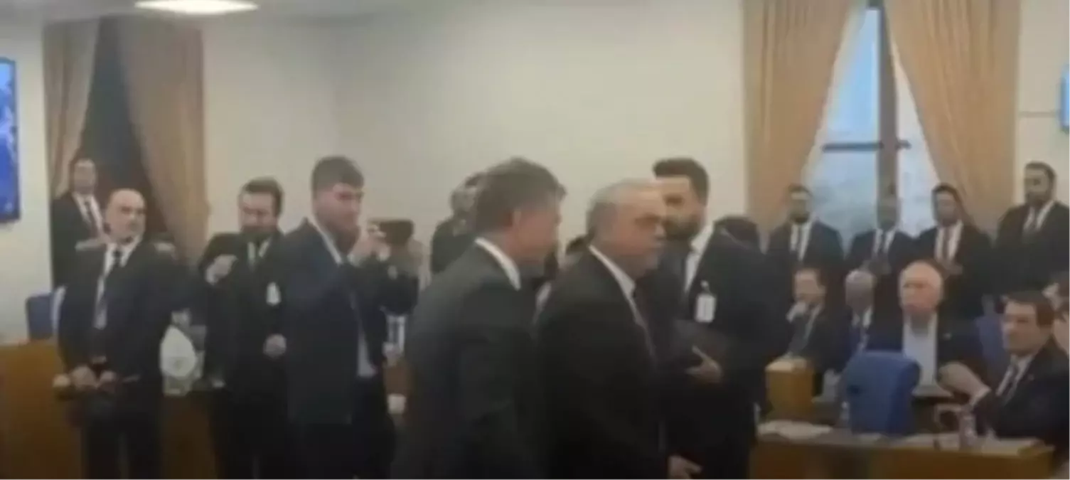 Komisyona damga vuran anlar! CHP'li vekilden kendi partililerine sert tepki