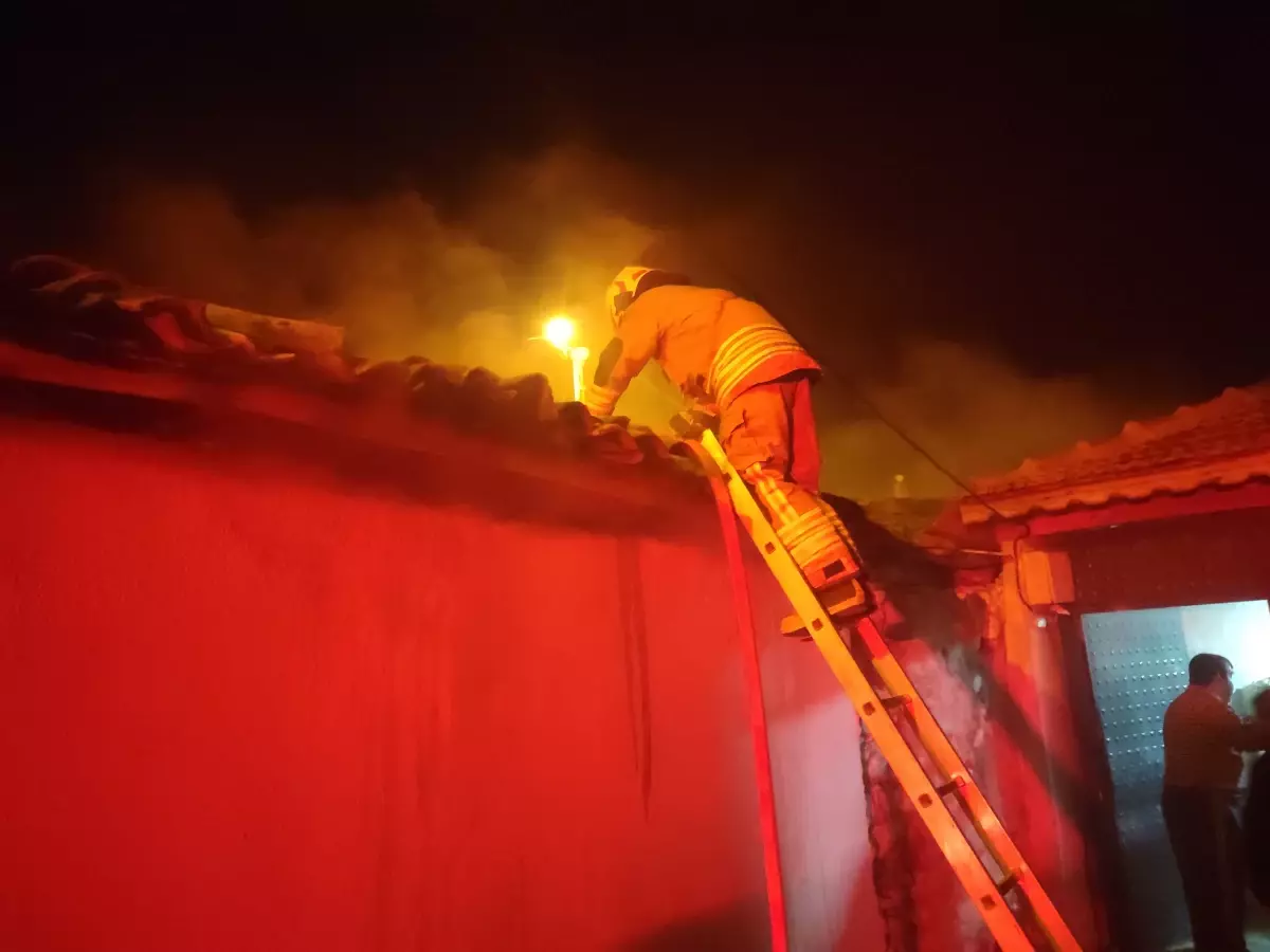 Manisa'da Müstakil Evde Yangın: Aile Komşular Tarafından Kurtarıldı