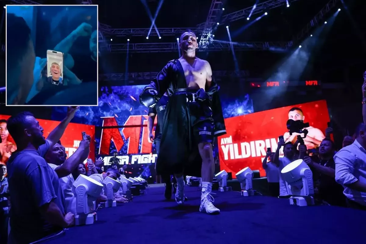 Milli boksör zafer kemerini Sedat Peker'e hediye etti