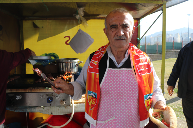 From where to where! Now selling kebab bread at the stadium of the team he played for in the Süper Lig