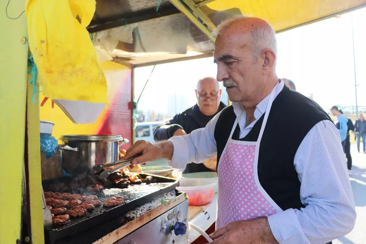 Nereden nereye! Süper Lig'de formasını giydiği takımın stadyumunda şimdi köfte ekmek satıyor