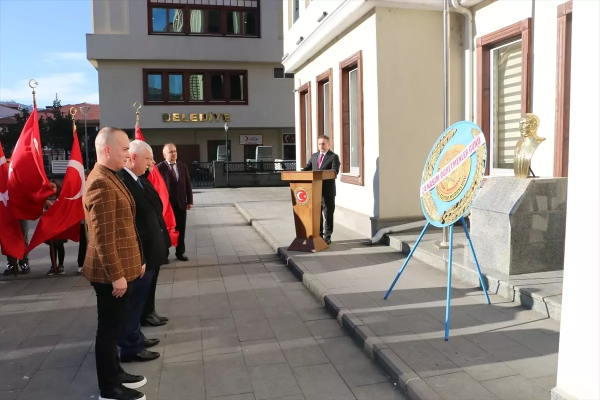 Of'ta 24 Kasım Öğretmenler Günü Kutlandı