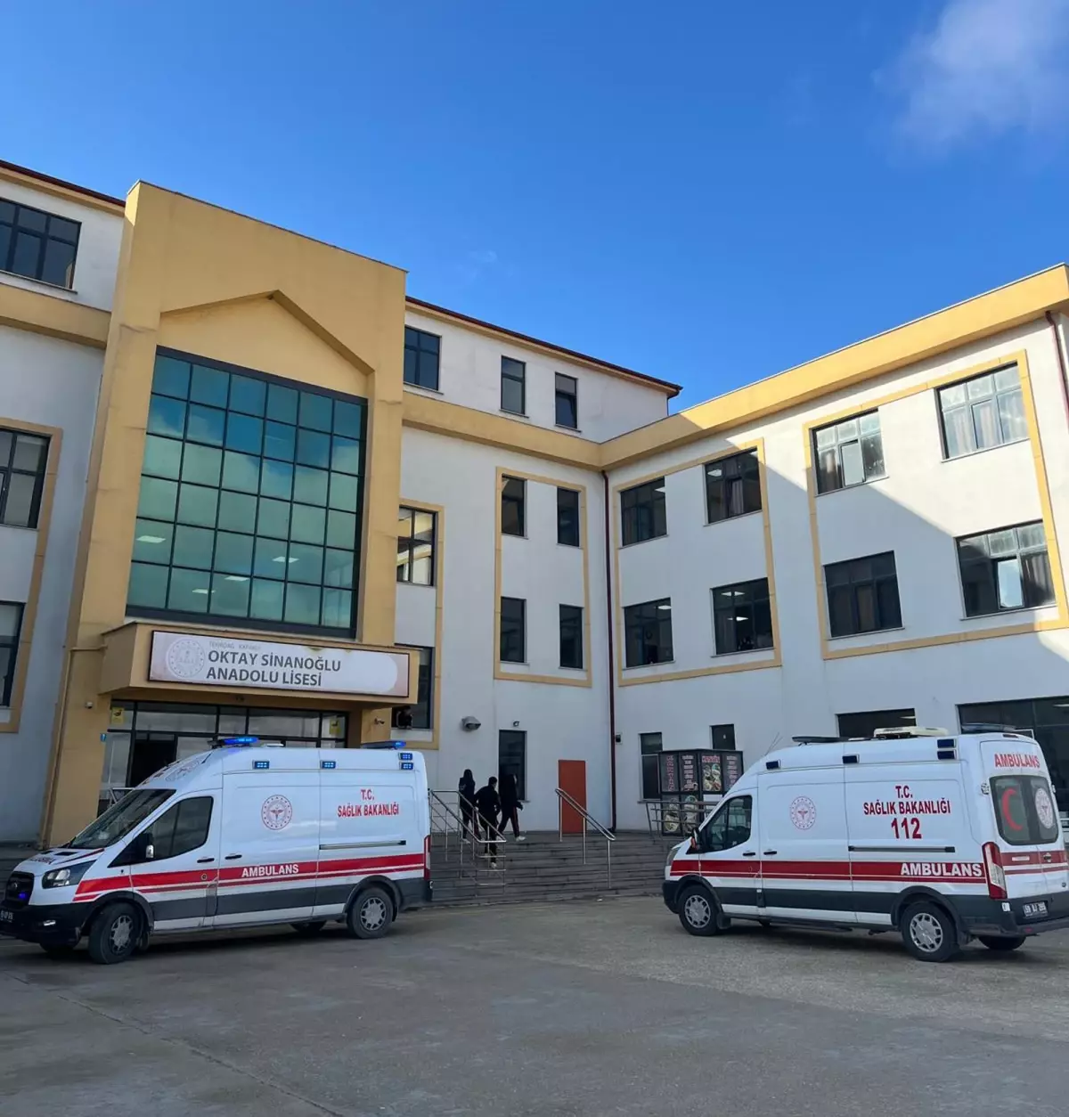 Kapaklı'da Öğrenciler Yemek Etkinliğinde Zehirlenme Şüphesi