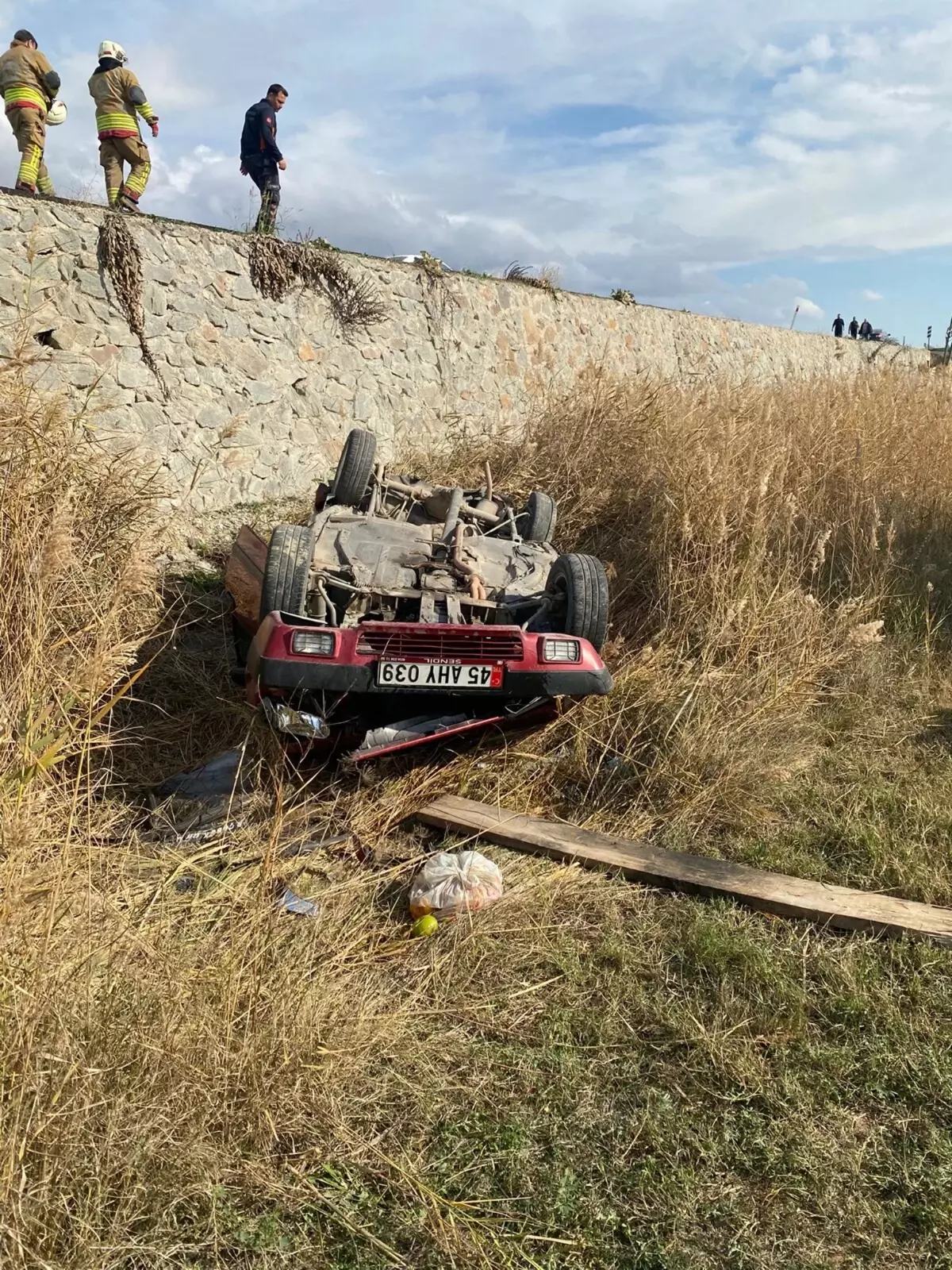 Manisa'da Kontrolden Çıkan Otomobil Tarlaya Savruldu: 5 Yaralı
