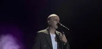 Soner Sarıkabadayı Bursa'da Konser Verdi