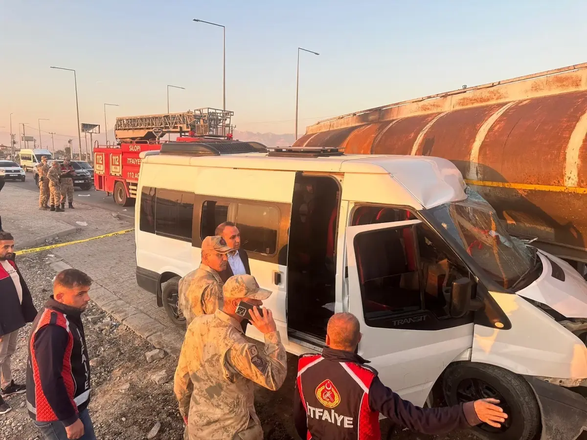 Silopi'de Öğrenci Servisi ile Tanker Çarpıştı: 14 Yaralı