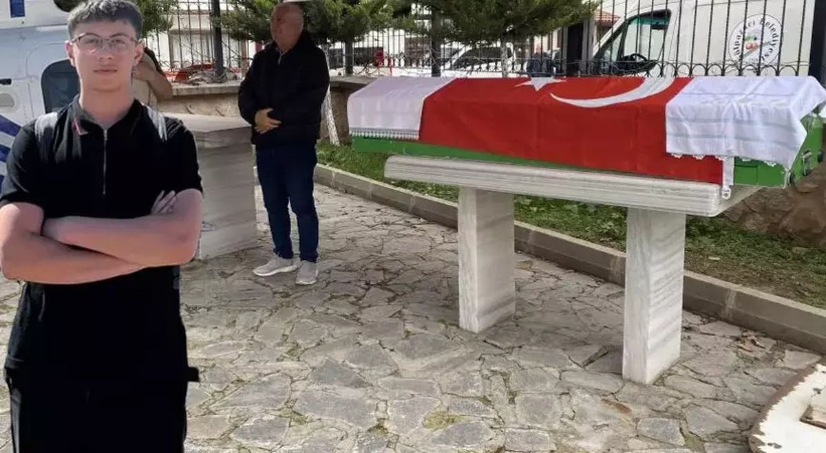 Sınıf arkadaşının yumruğuyla ölen 16 yaşındaki İsmail Mert Bilecik'te toprağa verildi