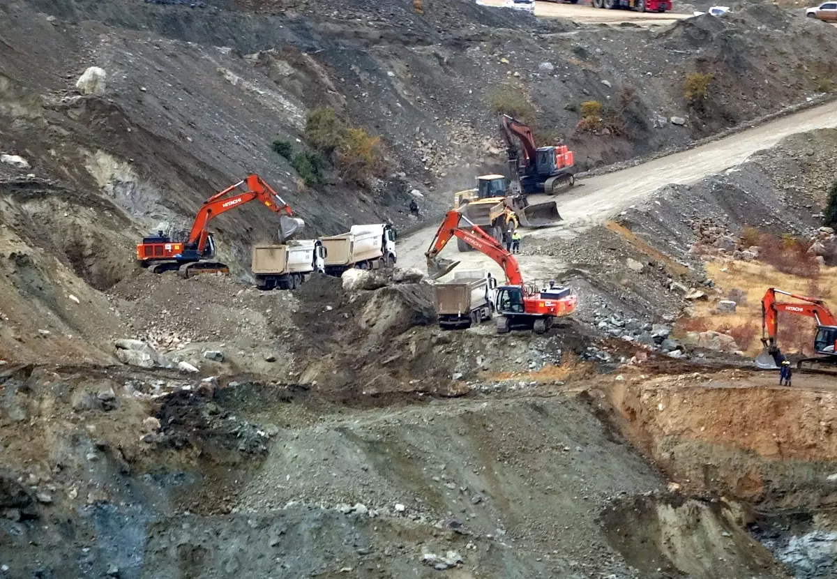Divriği'de Maden Göçüğünde Kaybolan Şantiye Müdürü İçin Arama Çalışmaları Devam Ediyor