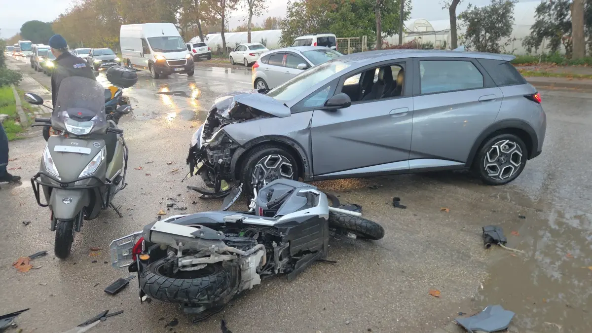 Bursa'da Ters Şeride Giren Otomobile Çarpan Motosiklet Kazası: 2 Yaralı