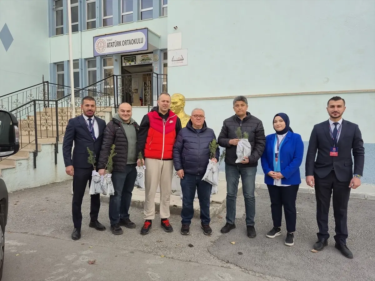 Tokat Belediyesi öğretmenlere 5 bin fidan dağıttı
