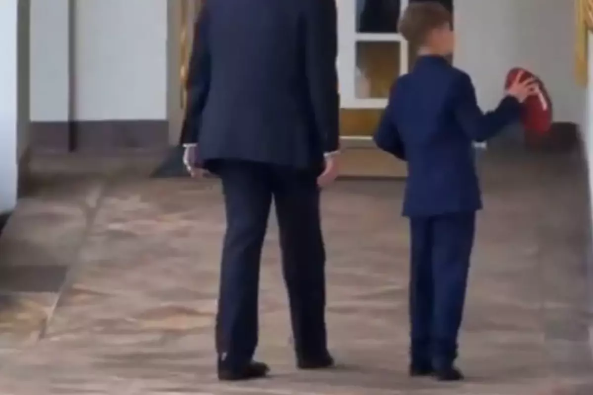 Yürüyüşü dikkat çeken Trump'ın sağlığı tartışma konusu oldu