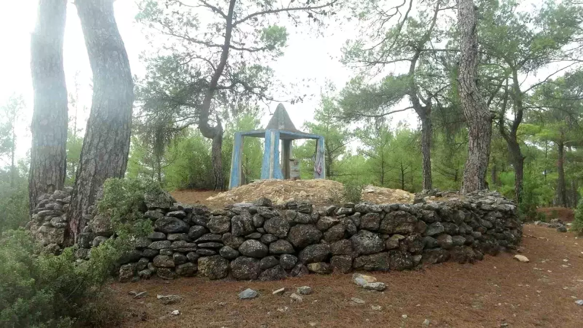 300 Yıllık Tarihi Türbe Define Avcıları Tarafından Tahrip Edildi