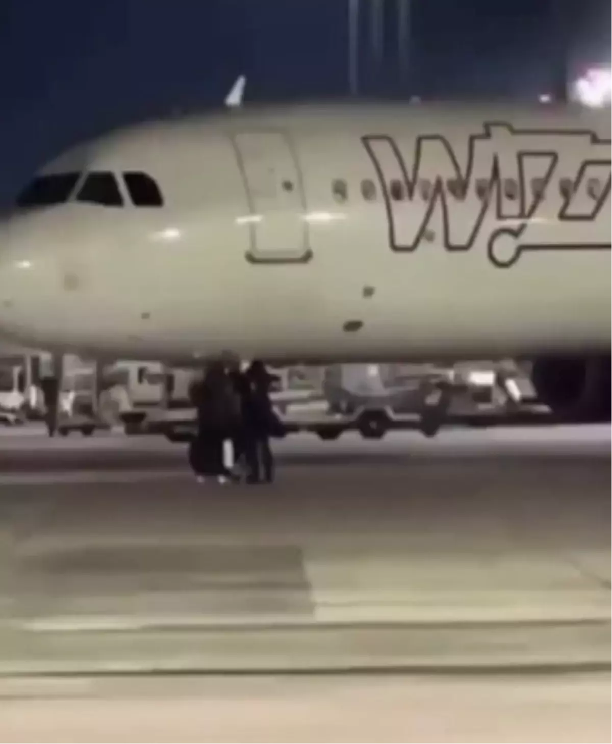 Uçuşu Kaçıran Yolcular Uçağı Durdurmak İçin Piste Fırladı