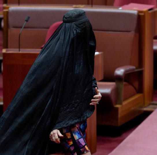 Avustralyalı senatörden provokatif eylem! Kara çarşafla Meclis'e geldi