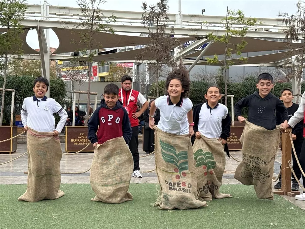 Geleneksel Oyunlar Tırı Aydın'da Çocukları Buluşturdu