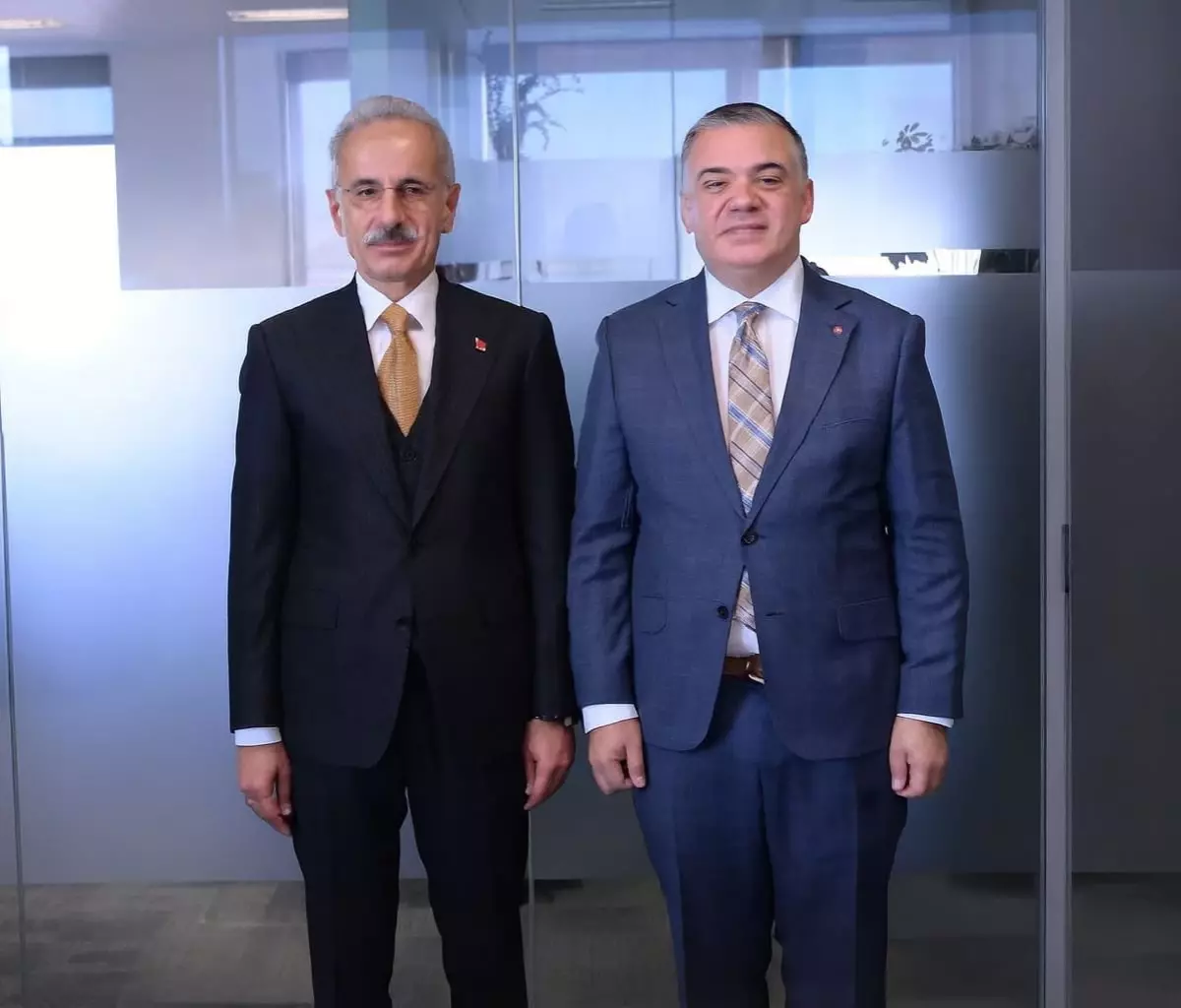 Ulaştırma Bakanı Uraloğlu, Londra'da Malta Mevkidaşı ile Görüştü