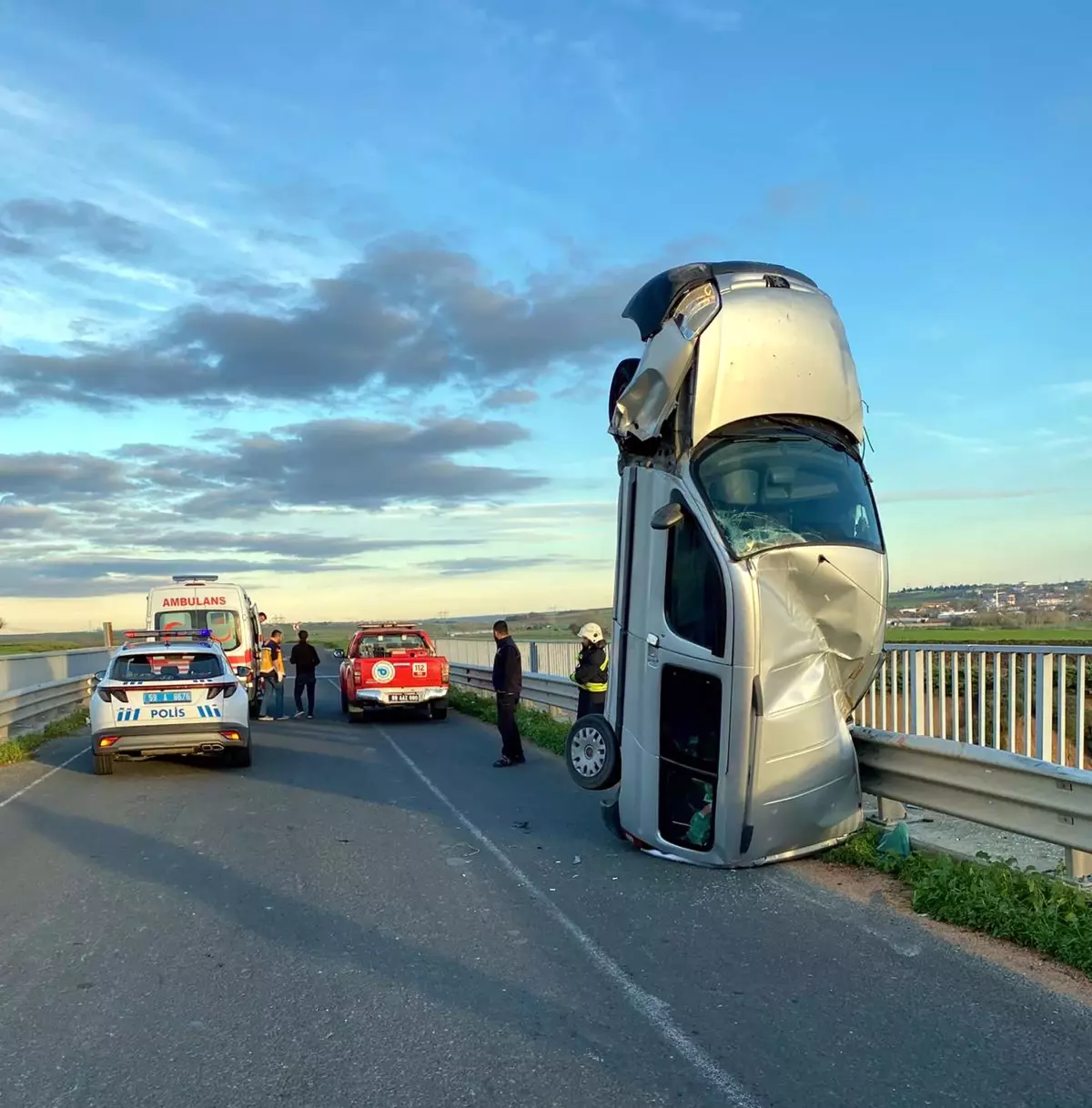 Tekirdağ'da Hafif Ticari Araç Bariyerlere Çarptı: 2 Yaralı
