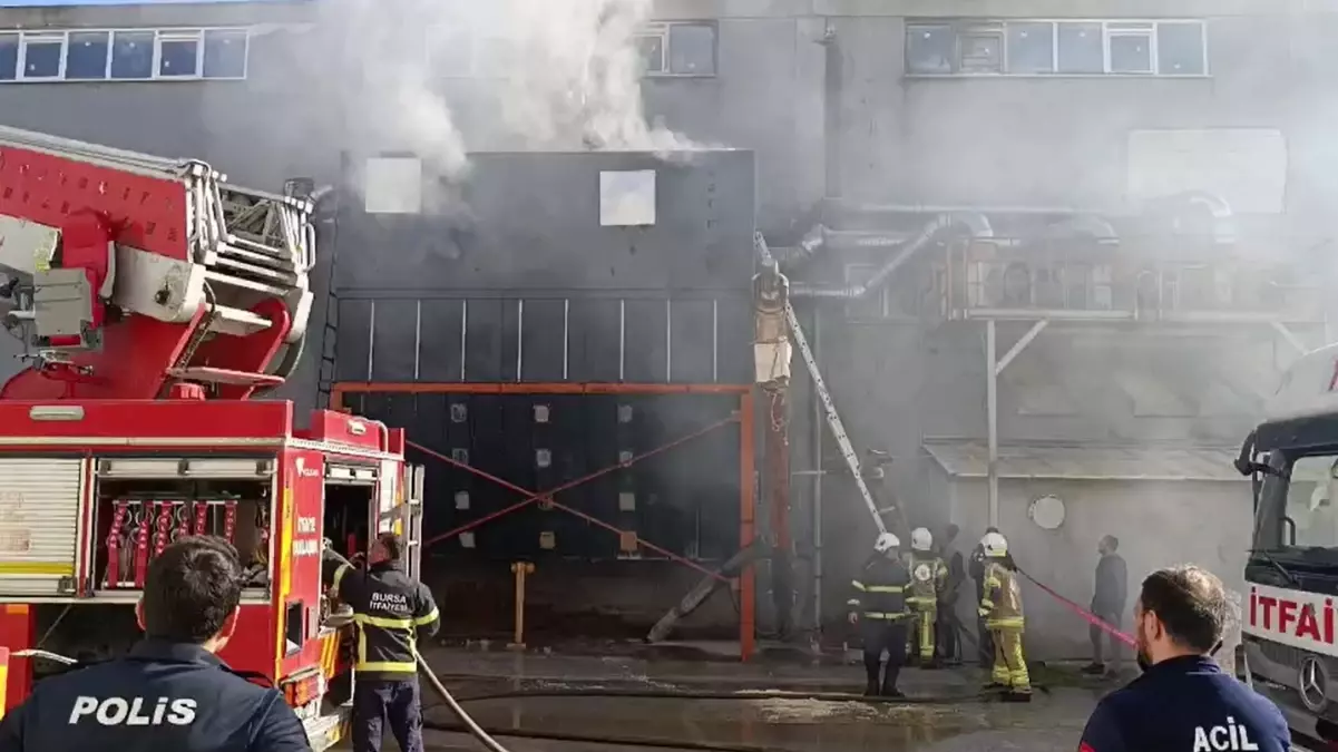 İnegöl'de Mobilya Fabrikasında Yangın: Bir İşçi Yaralandı