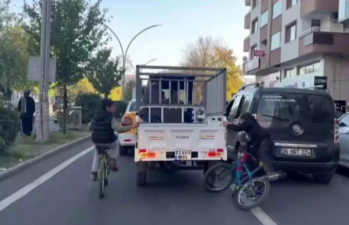 Diyarbakır'da Bisikletli Çocukların Tehlikeli Oyunu