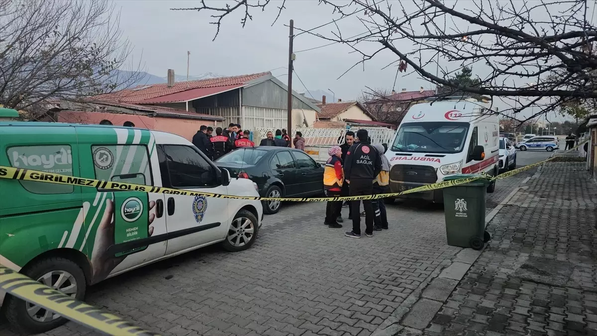 Erzincan’da baba ile oğlu evlerinde ölü bulundu