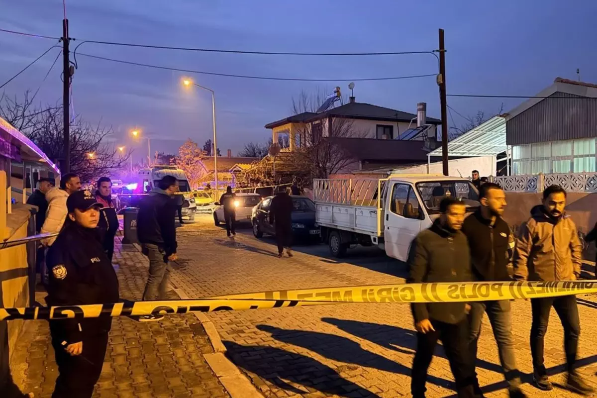 Erzincan'da baba ile oğlu evlerinde ölü bulundu