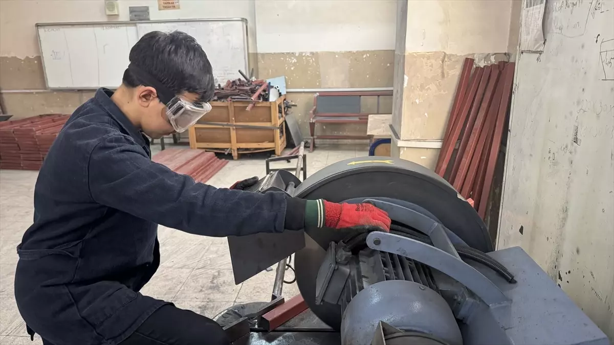 Kahramanmaraş'ta Meslek Lisesi Öğrencileri Mobilya Üreterek Bütçelere Destek Oluyor