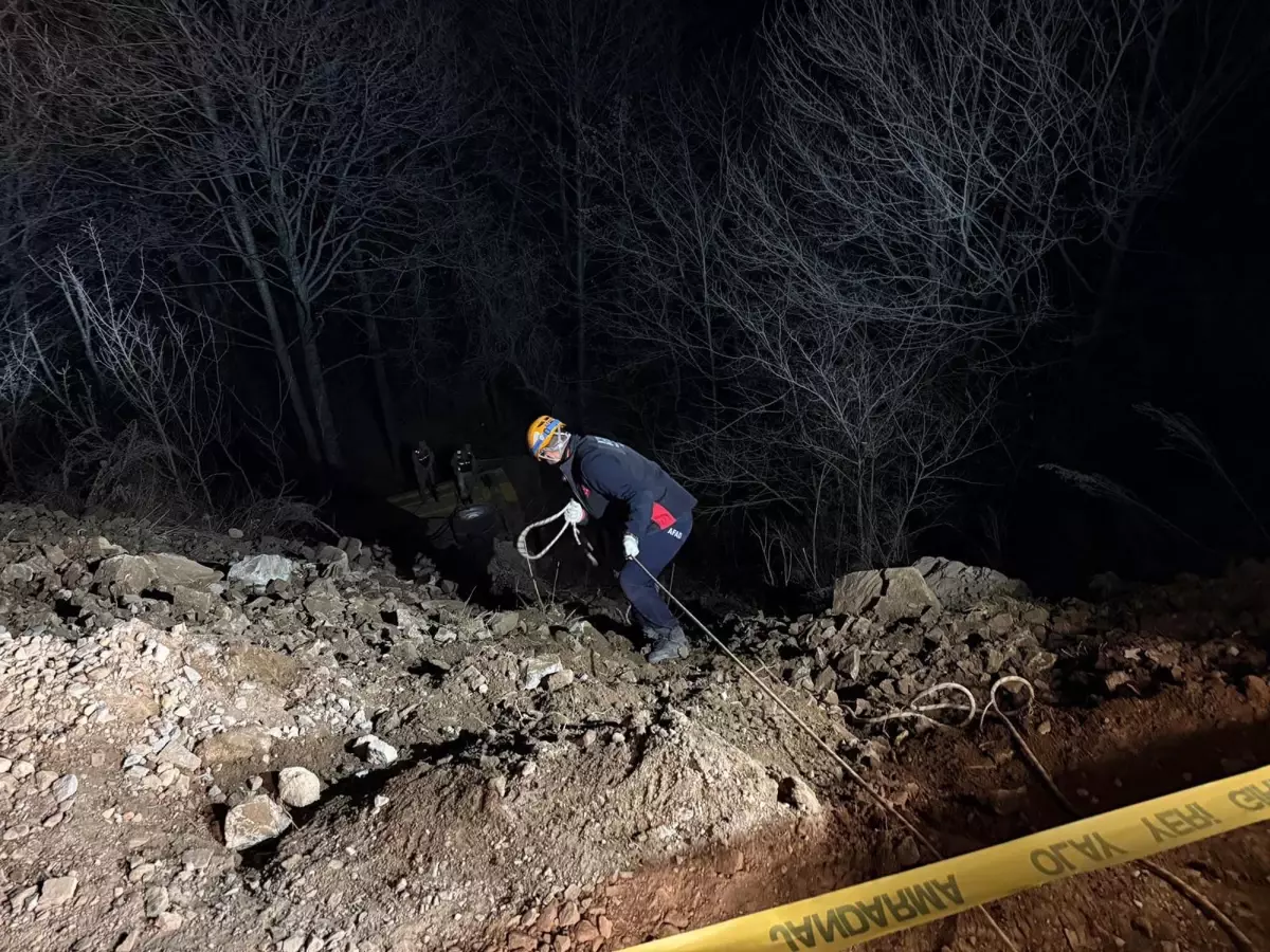 Posof'ta Kamyon Uçuruma Yuvarlandı: Sürücü Hayatını Kaybetti