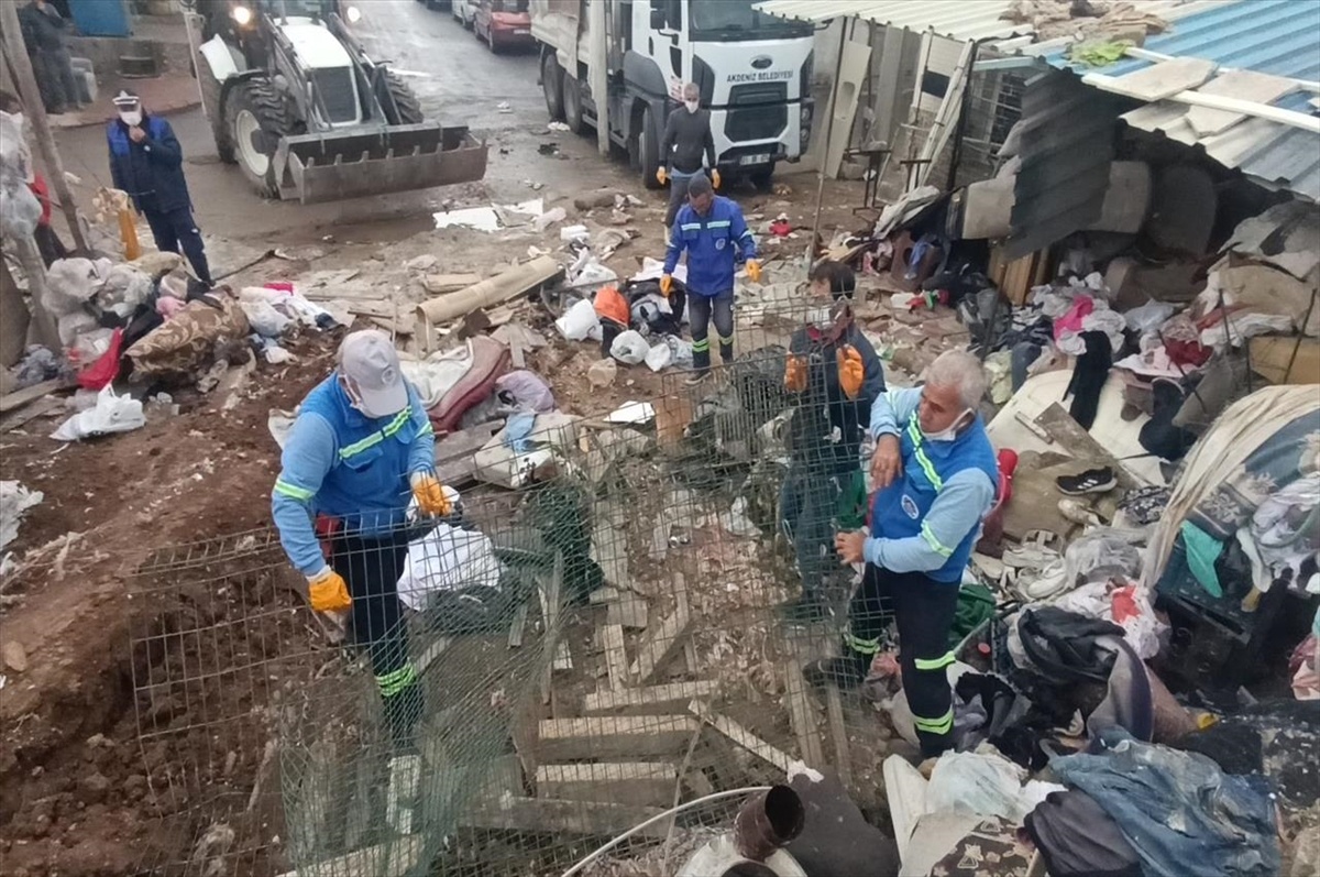 Mersin'de Kötü Koku Yayan Evden 10 Kamyon Çöp Çıkarıldı